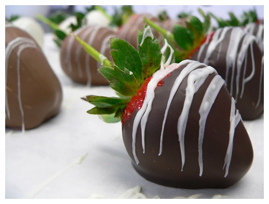 Chocolate-covered strawberries with white chocolate drizzle
