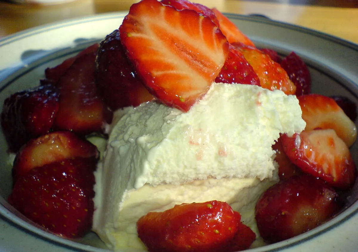 Fresas con crema — strawberries with sweet cream
